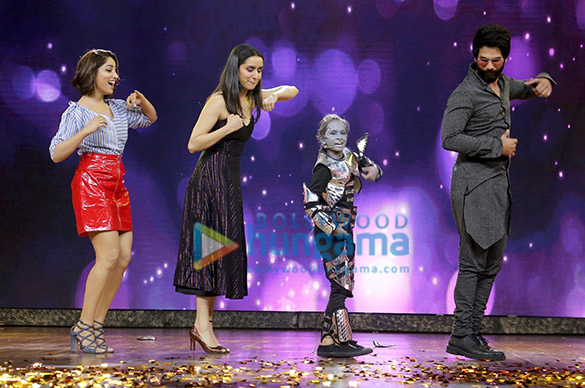 shahid kapoor shraddha kapoor and yami gautam snapped promoting batti gul meter chalu on sets of indias best dramebaaz 5