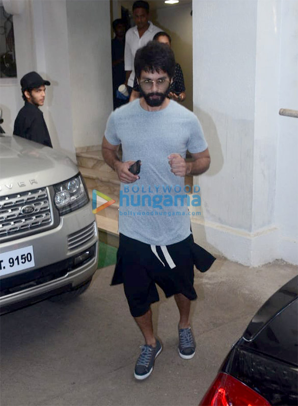 shahid kapoor and tusshar kapoor spotted in juhu 5