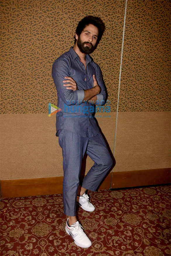 shahid kapoor snapped at zee etc office to promote batti gul meter chalu 2