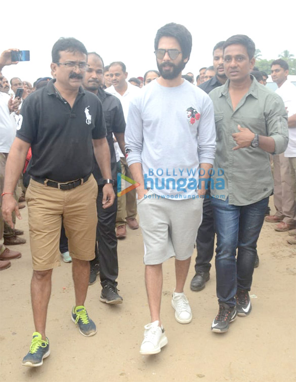 Shahid Kapoor snapped participating in the Clean Mumbai initiative at Juhu Shahid Kapoor snapped participating in the Clean Mumbai initiative at Juhu