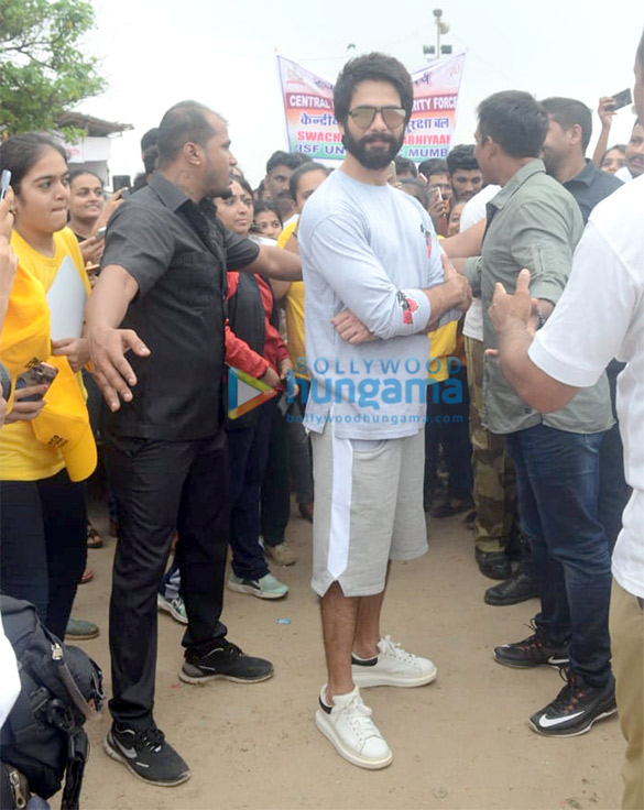 shahid kapoor snapped participating in the clean mumbai initiative at juhu 2
