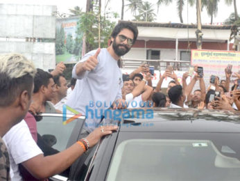 Shahid Kapoor snapped participating in the Clean Mumbai initiative at Juhu