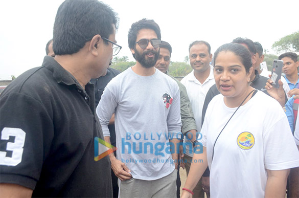 shahid kapoor snapped participating in the clean mumbai initiative at juhu 4