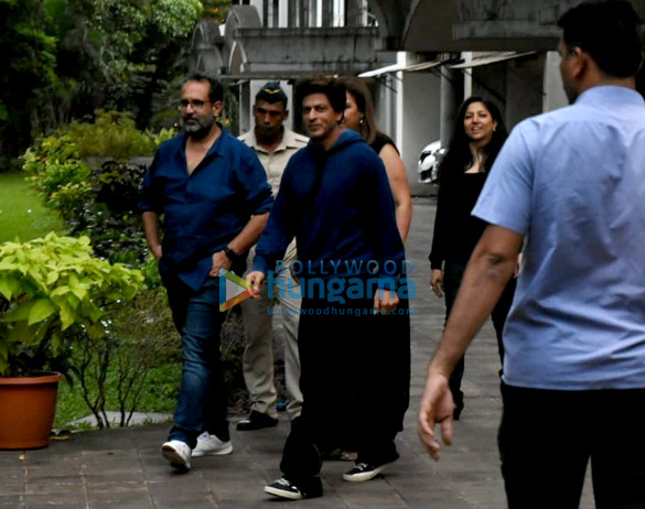 shahrukh khan snapped at karuna badwals birthday bash in andheri 2