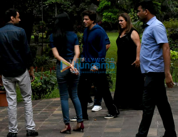 shahrukh khan snapped at karuna badwals birthday bash in andheri 4