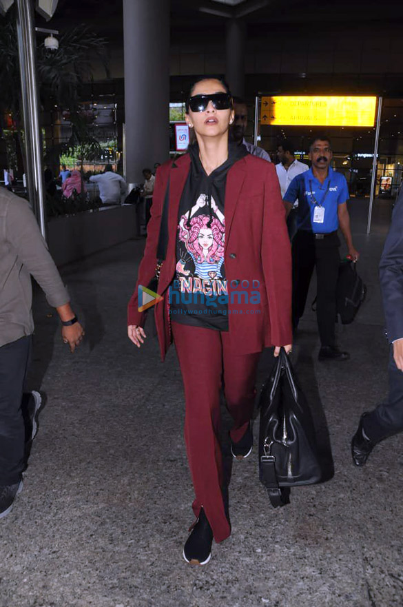 shilpa shetty kajol sonam kapoor ahuja and others snapped at the airport 5
