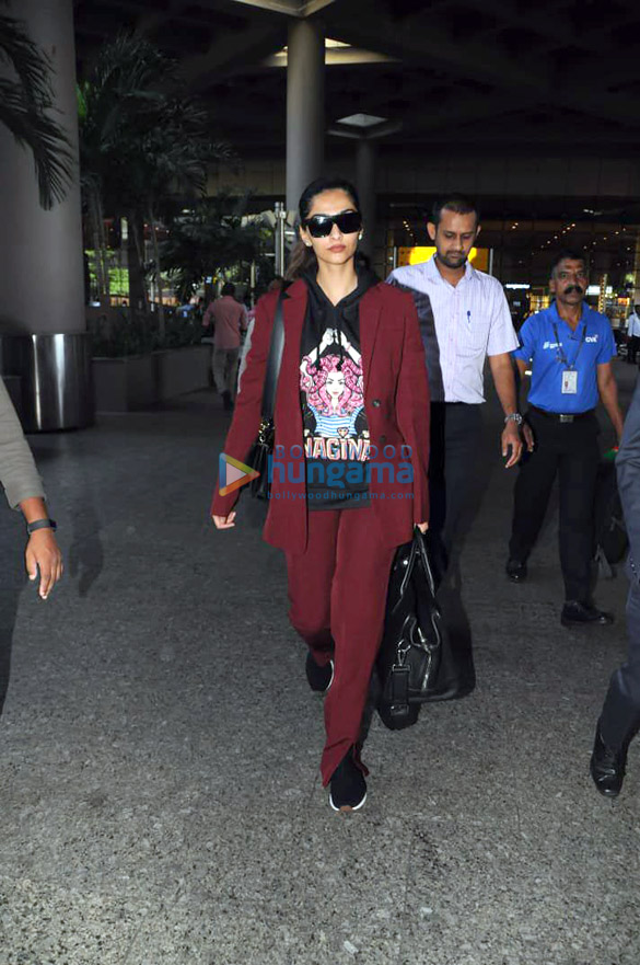 shilpa shetty kajol sonam kapoor ahuja and others snapped at the airport 6