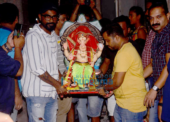 shilpa shetty raj kundra and remo dsouza bring ganpati at their residence 5