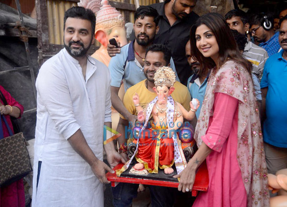 shilpa shetty raj kundra and remo dsouza bring ganpati at their residence 6