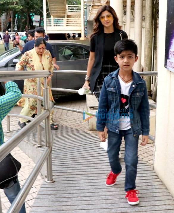 shilpa shetty spotted with her family at pvr juhu 1