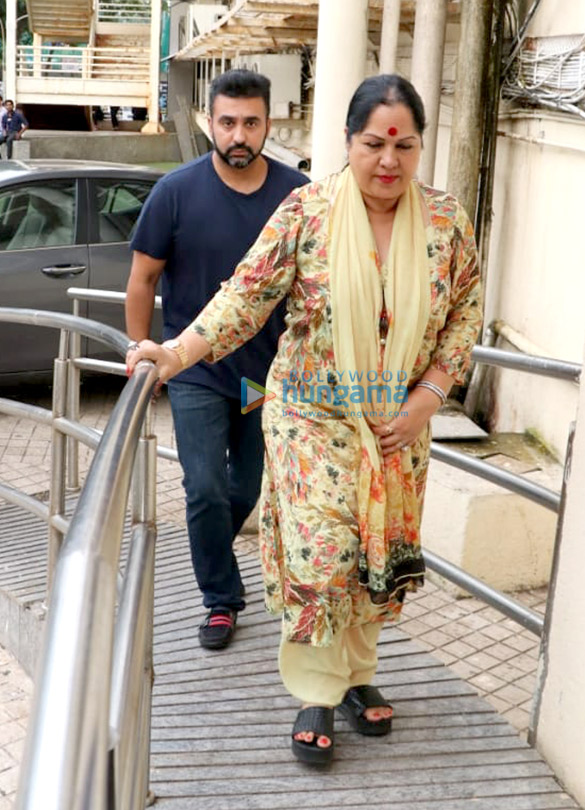 shilpa shetty spotted with her family at pvr juhu 4