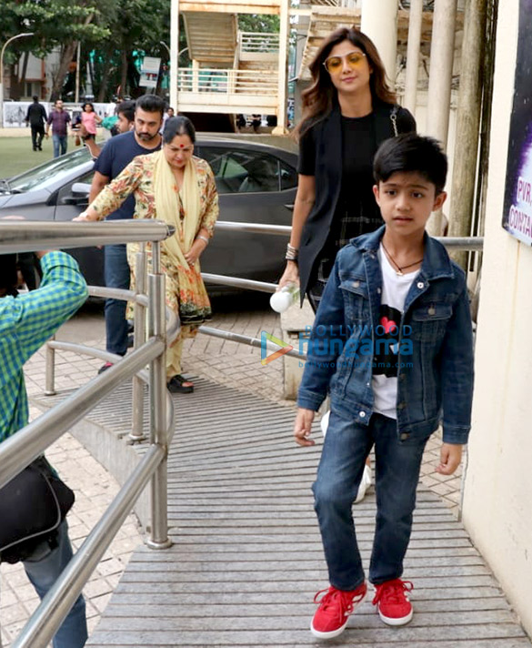shilpa shetty spotted with her family at pvr juhu 6