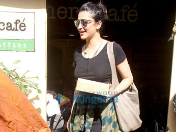 Shruti Haasan spotted with her mother at Farmers’ Cafe in Bandra
