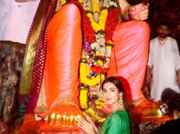 Sonal Chauhan snapped visiting the Lalbaugcha Raja Ganesh peendal