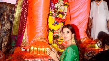 Sonal Chauhan snapped visiting the Lalbaugcha Raja Ganesh peendal