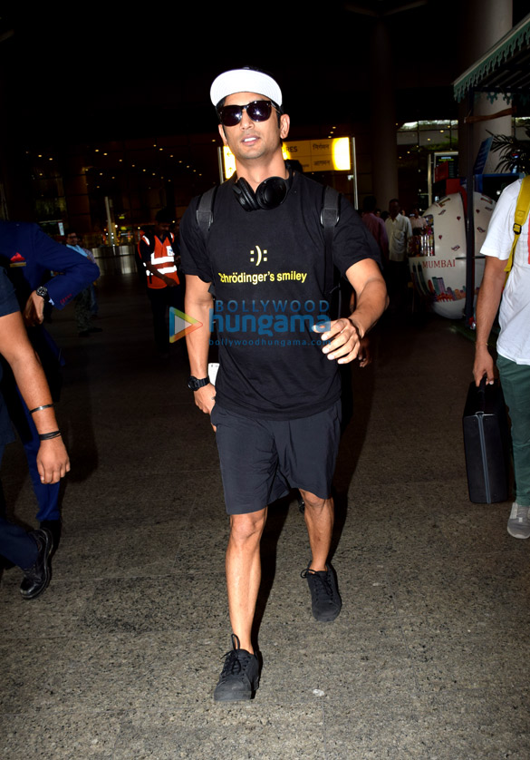 sushant singh rajput snapped at the airport 6