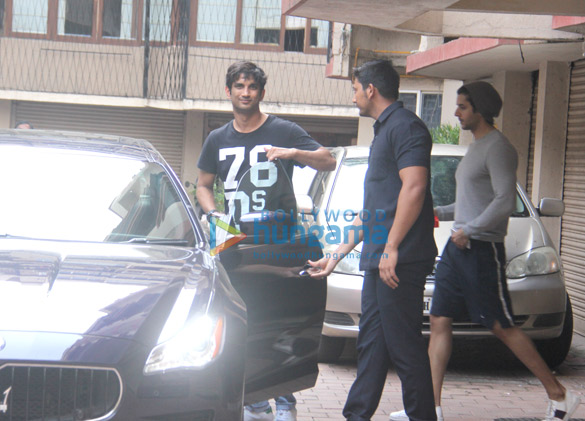 sushant singh rajput snapped with friends in bandra 2