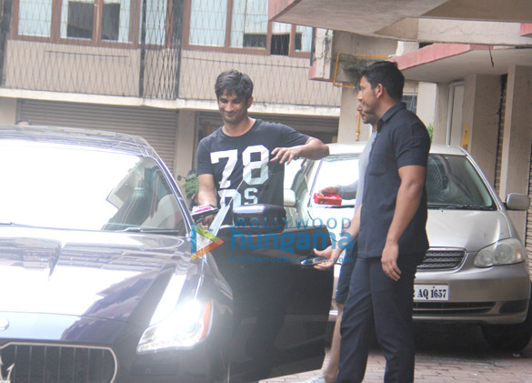sushant singh rajput snapped with friends in bandra 4