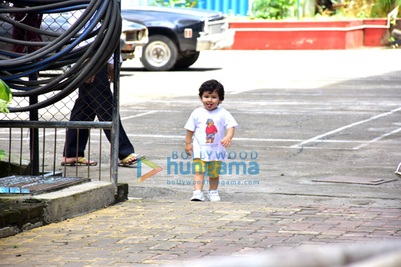 taimur ali khan spotted playing in bandra 2