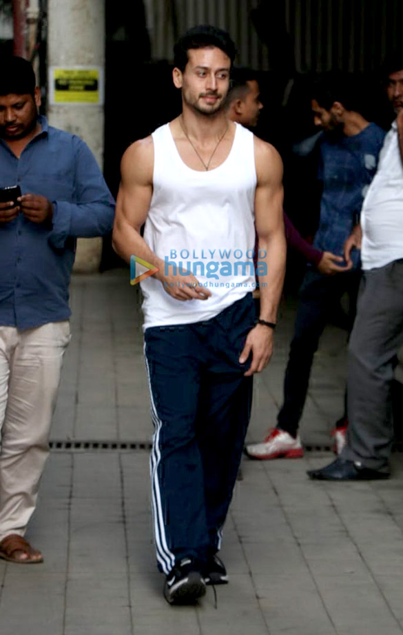 tiger shroff spotted at dance class in andheri 3