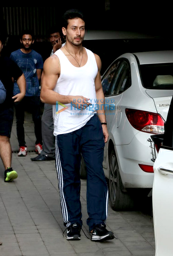 tiger shroff spotted at dance class in andheri 6
