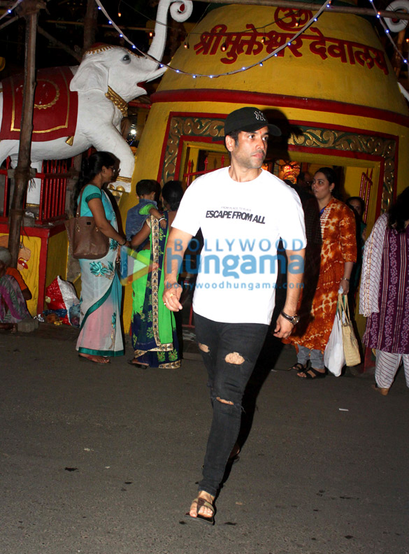 tusshar kapoor snapped at shree mukteshwar temple 2