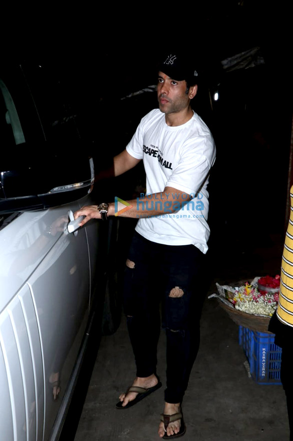 tusshar kapoor snapped at shree mukteshwar temple 4