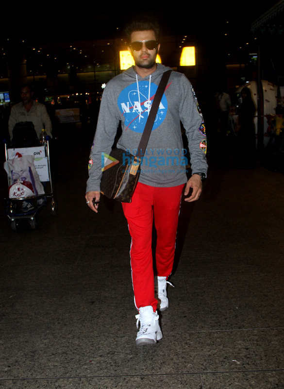 varun dhawan anushka sharma and yami gautam snapped at airport 2 2