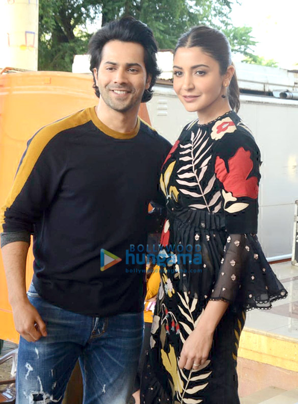 Varun Dhawan and Anushka Sharma snapped promoting Sui Dhaaga – Made in India on sets of India’s Best Dramebaaz Varun Dhawan and Anushka Sharma snapped promoting Sui Dhaaga – Made in India on sets of India’s Best Dramebaaz
