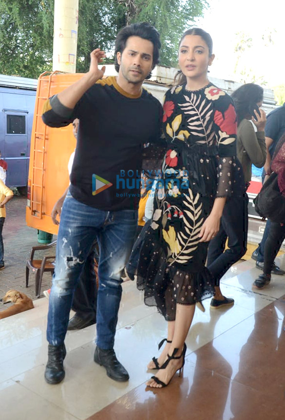 varun dhawan and anushka sharma snapped promoting sui dhaaga made in india on sets of indias best dramebaaz 6