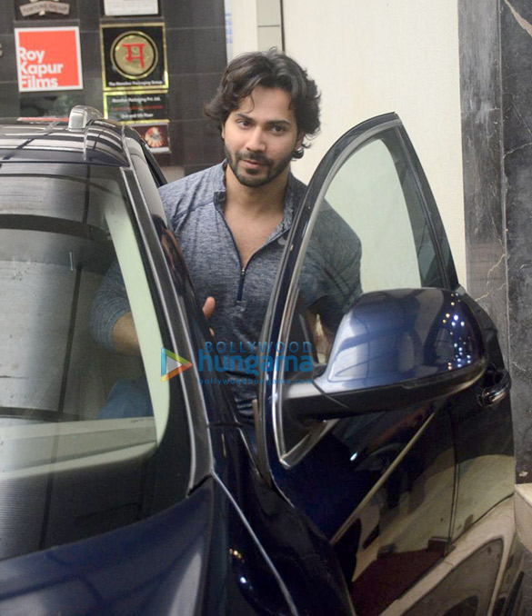 varun dhawan snapped outside his gym in bandra 4