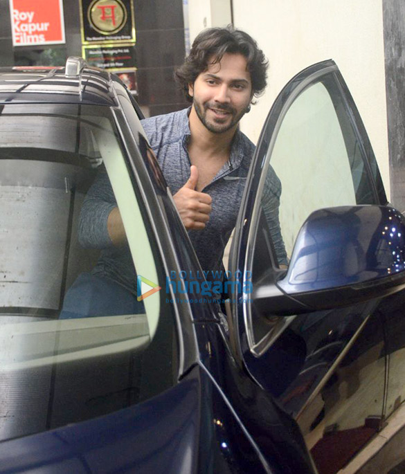 varun dhawan snapped outside his gym in bandra 5