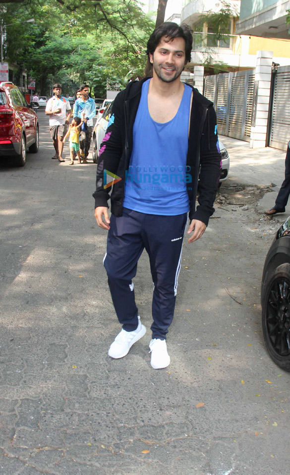 varun dhawan spotted at the gym 2 4