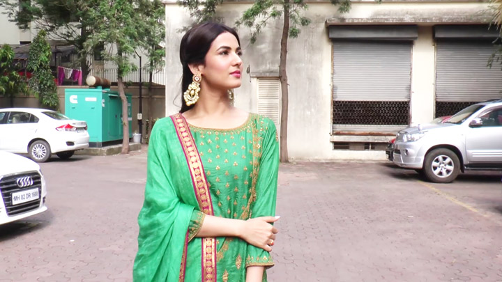 Sonal Chauhan visits Lalbaugcha Raja 2018
