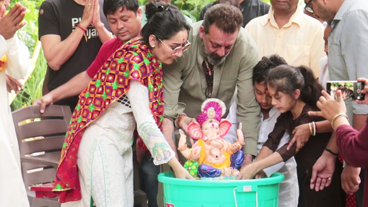 Ganpati Visarjan by Sanjay Dutt & Family