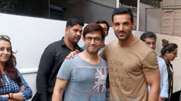 Aamir Khan and John Abraham come together for a picture and we loved it!