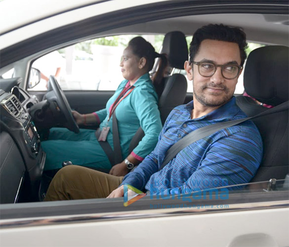 aamir khan snapped travelling to the airport in new delhi 3