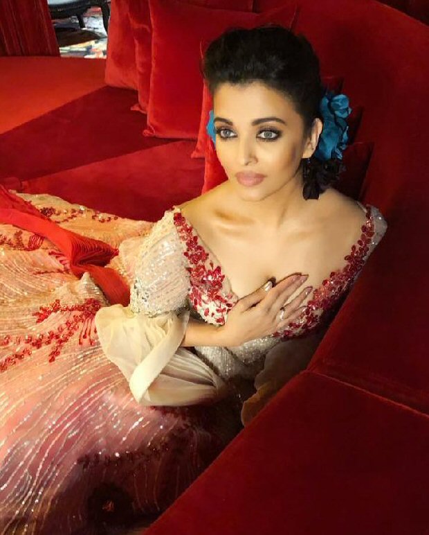 Aishwarya Rai Bachchan looks MIRROR-CRACKING as an ethereal showstopper for Manish Malhotra (see INSIDE pics)