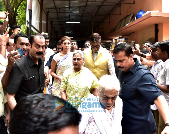 amitabh bachchan and family snapped during durga pooja in khar 5