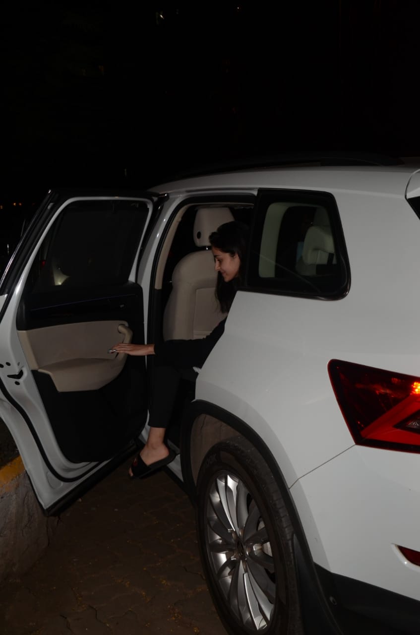 ananya panday snapped with mom at monisha jaisings showroom 1