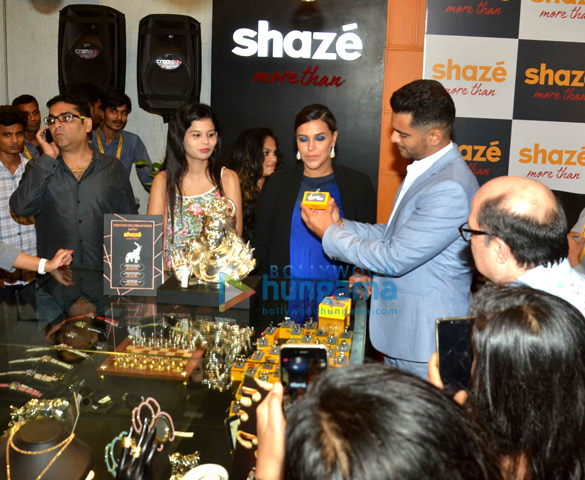 angad bedi and neha dhupia at store launch of shaze at oberoi mall 1