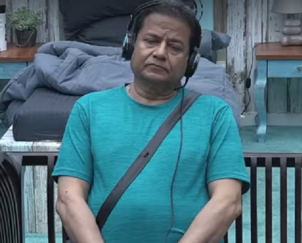 Bigg Boss 12 Anup Jalota ANGRY with Jasleen Matharu for getting cozy with Shivashish, Surbhi Rana calls out her double standards (watch video) Bigg Boss 12 Anup Jalota ANGRY with Jasleen Matharu for getting cozy with Shivashish, Surbhi Rana calls out her double standards (watch video)
