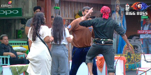 Bigg Boss 12 highlights Nehha Pendse gets PHYSICAL with Saba Khan, Karanvir and Romil get into bitter fight