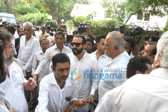 celebs arrive at krishna raj kapoors residence to pay their last respects 11 14