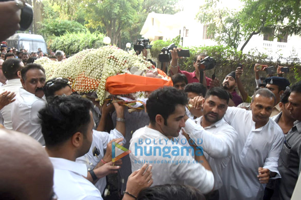 celebs arrive at krishna raj kapoors residence to pay their last respects 11 15