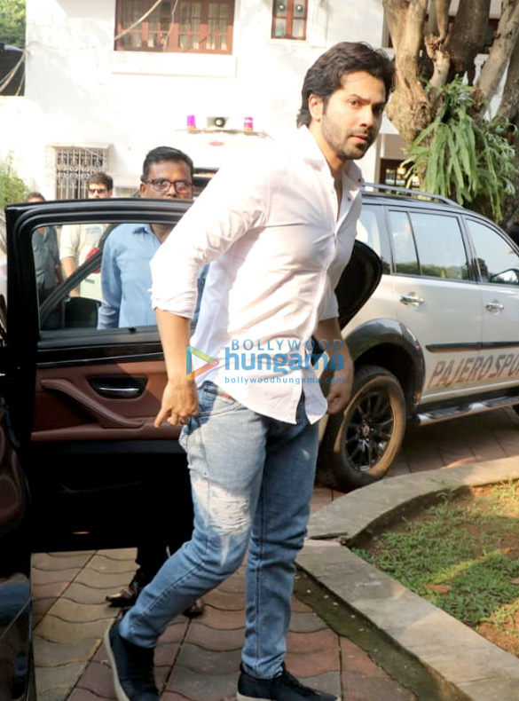 celebs arrive at krishna raj kapoors residence to pay their last respects 11 6