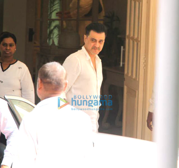 celebs arrive at krishna raj kapoors residence to pay their last respects 2