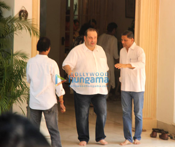 celebs arrive at krishna raj kapoors residence to pay their last respects 3 005