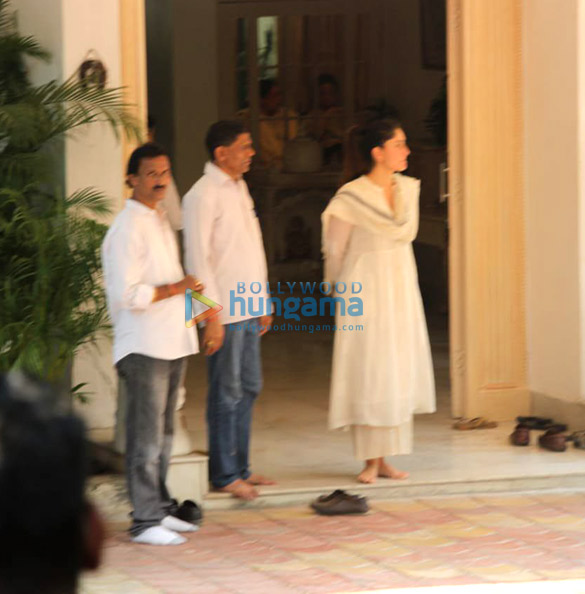 celebs arrive at krishna raj kapoors residence to pay their last respects 6 005