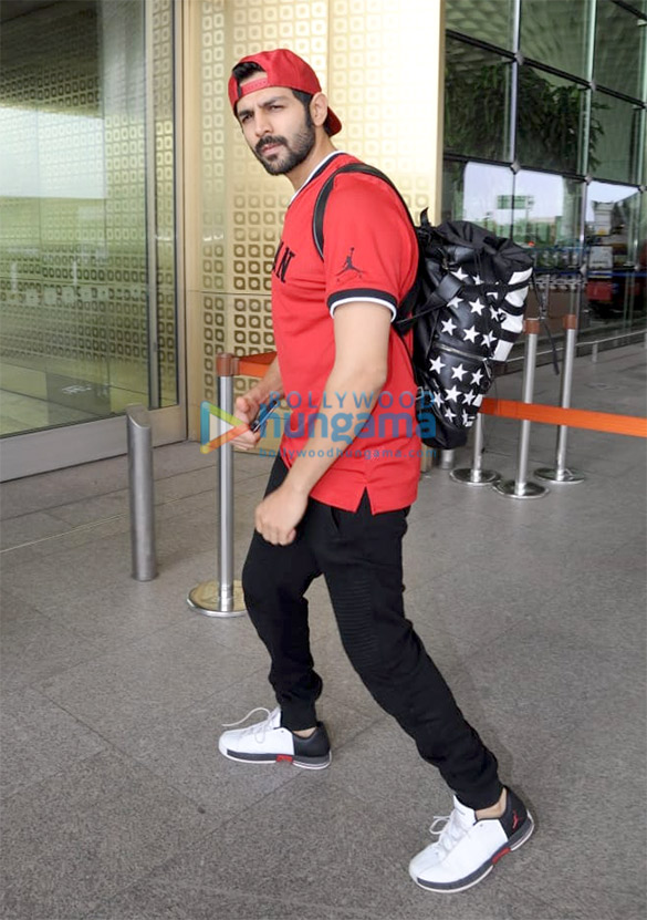 deepika padukone kartik aaryan and others snapped at the airport 1